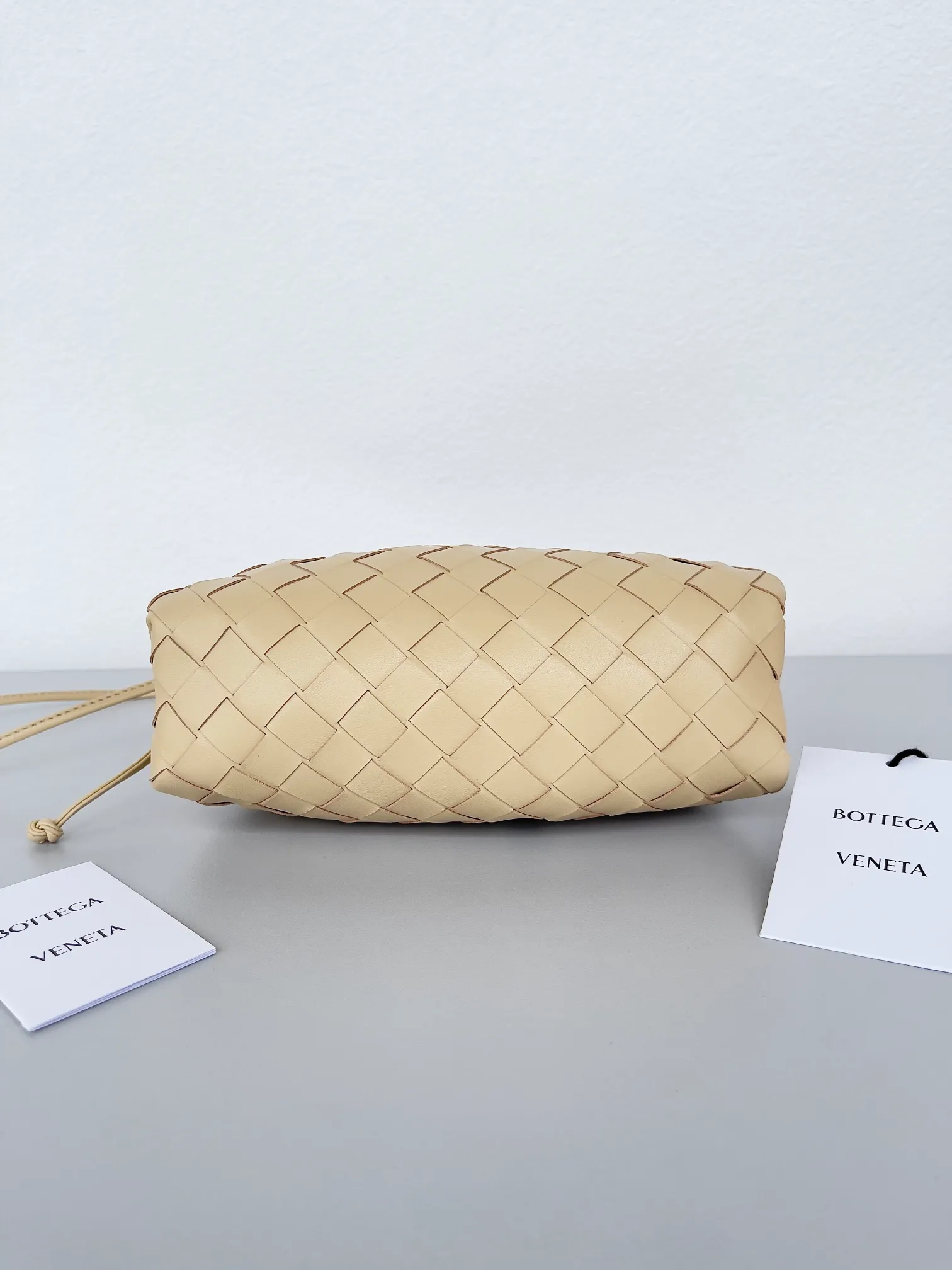 Batch 1260, ready to ship 𝗕𝗼𝘁𝘁𝗲𝗴𝗮 𝗩𝗲𝗻𝗲𝘁𝗮—[The pouch] King fried small size, beautiful, playful and cute , the imported sheepskin is very soft and comfortable, with a bit of a naughty and cool style, it will become your favorite in seconds. The small size can be held in hand or cross-body, so hurry up and get it❤️‍🔥❤️‍🔥 Color: Oatmeal Color: Size: 22*12*7
